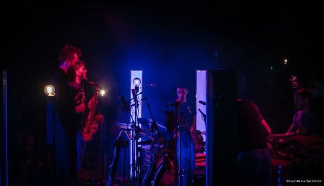 Artist: @girlsinairports